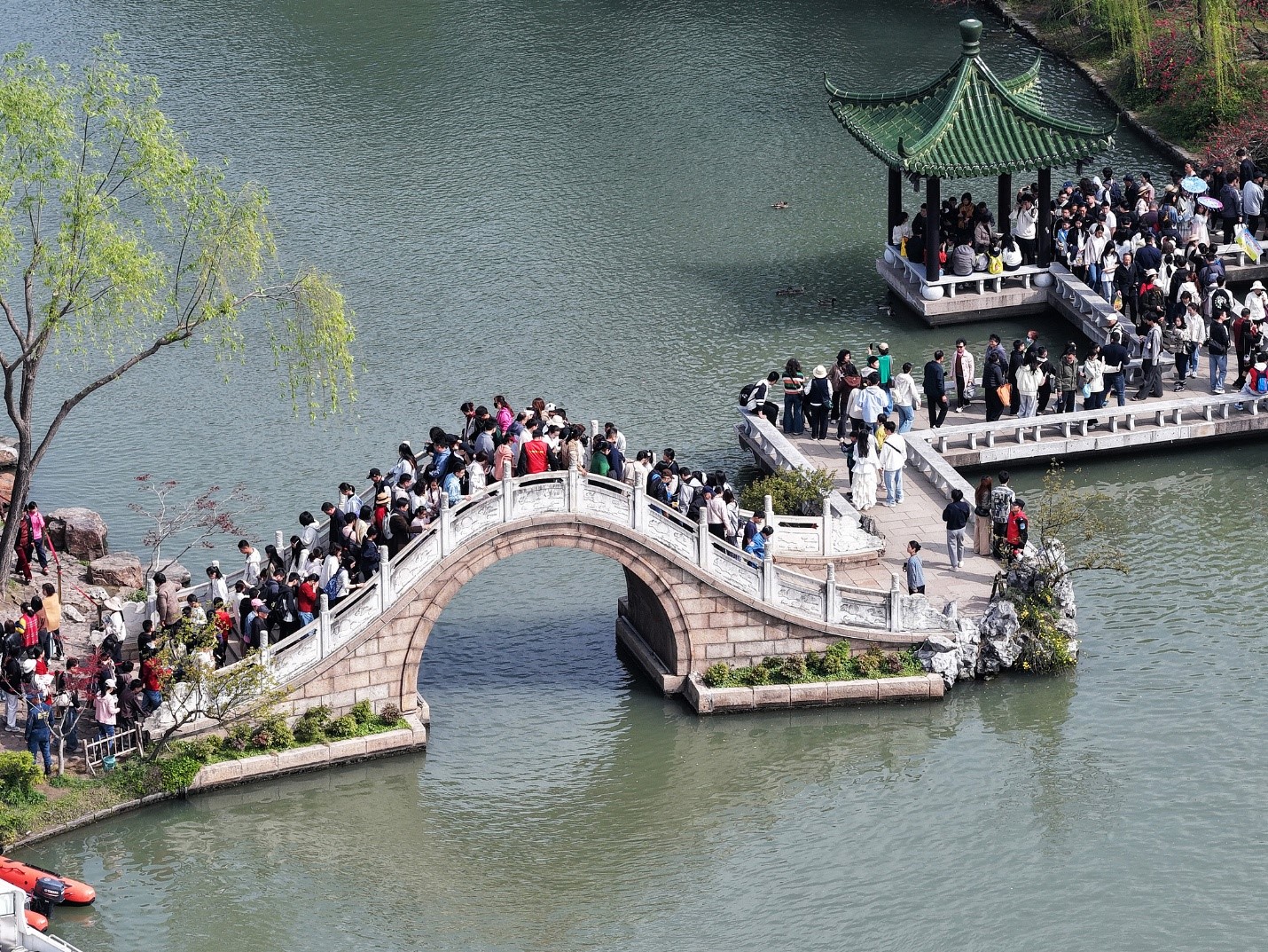 Tourists visit the Yangzhou's Slender West Lake, in Jiangsu Province. Photo: CGTN